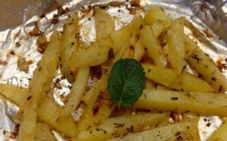 锡箔纸巧去土豆皮（用锡箔纸去除土豆皮，让做菜更方便）