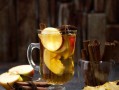 自制热香料苹果酒的完美方法（尝试制作一杯暖心的热苹果酒，温暖您的冬季。）