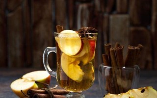 自制热香料苹果酒的完美方法（尝试制作一杯暖心的热苹果酒，温暖您的冬季。）