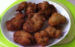 香脆可口的炸鸡块制作方法（用最简单的食材打造美味）