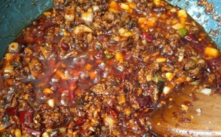 学会制作香辣香菇牛肉酱的绝佳方法（让你的菜肴更加美味可口，让味蕾沉醉在这道美食中）