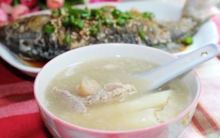 山药鲫鱼汤的做法（营养丰富的健康之选）