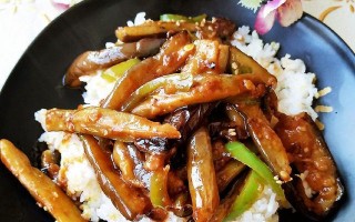茄子盖饭——一道简单又美味的家常菜（学会这道菜，让你的饭桌多一份色彩和味道）