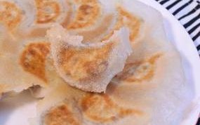 美味早餐，煎饺出奇招！（如何制作口感香脆的煎饺？——分享经典家常煎饺做法！）