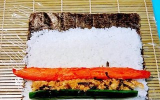 以蟹肉棒肉鬆壽司为主材料的制作方法（美味可口的家庭自制壽司，营养丰富健康）