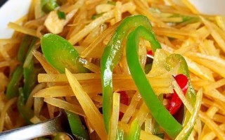香气四溢的腌菜土豆丝（如何制作美味可口的腌菜土豆丝）