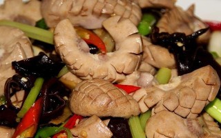 美食制作艺术——云耳炒腰花（传统美味口感升级，健康鲜美营养双丰收）