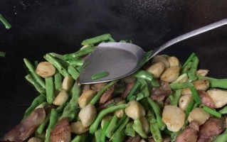 雪豆烧牛肉，美味的家常菜（学会这道菜，让你的家常菜更上一层楼！）