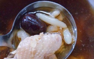 以西洋参炖鸡汤——滋补养生的美味佳品（传统名菜，药食兼备，关爱自己从饮食开始）
