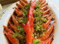 如何以蒜蓉开背大龙虾？（教你快速做出美味大龙虾，味道超级诱人！）