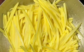 解锁生煎洋芋的烹饪技巧（教你做一道香脆可口的小吃）