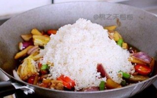 教你轻松做出美味的油焖饭（煮饭新手必备，口感鲜美，香气四溢的油焖饭）