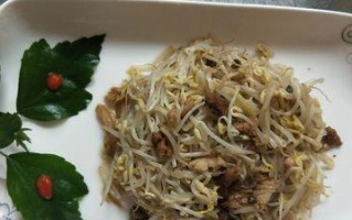 一道清爽可口的肉丝炒绿豆芽的做法（简单易学，健康美味，营养丰富的菜肴）