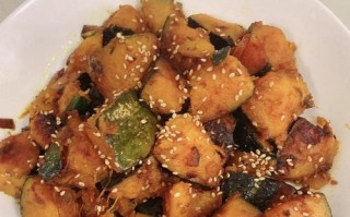 清炒青南瓜的做法（美味又营养的家常菜谱）
