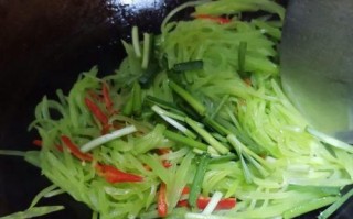 美味可口的莴笋丝炒韭菜做法（学会这道菜，让你赢得厨房大赞！）