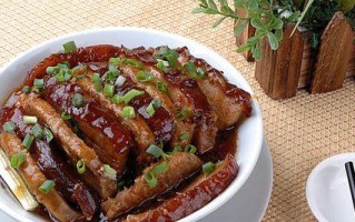 一口香糯土豆蒜子烧扣肉（美食天堂中的经典菜肴，扣肉与土豆的完美融合。）