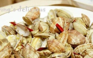 美味炒蛤蜊，香气扑鼻（用香芹为调味，做出鲜美佳肴）