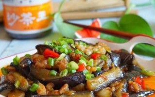 双椒羊肉的做法（美味鲜香，一餐解决口福；双椒、羊肉，无敌搭配）