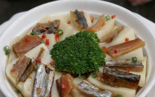 咸肉蒸卤豆腐的家常做法（美味健康，家庭必备美食）