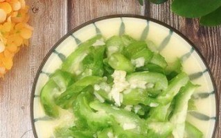 蒜茸炒丝瓜的做法（清爽美味的夏季佳品）