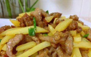 美味双色牛肉丝制作技巧（以新颖技巧切出美味双色牛肉丝，让你的餐桌品尝不一样的味道）