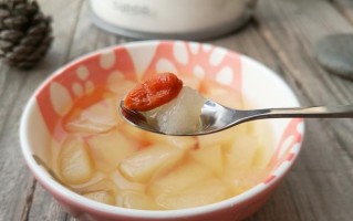 山楂萝卜梨冰糖水的制作方法（营养健康的秋季饮品）