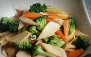 美味健康的以西兰花杏鲍菇食谱