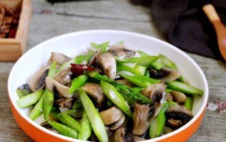 美味烤排骨配炒芦笋，甜酱汁与黑胡椒的完美结合
