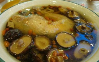 一份温馨的家常菜——香菇炖鸡汤（营养丰富，味道鲜美，让你家人健康快乐的“鸡汤之王”）