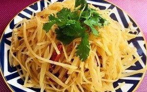 学会酸辣土豆丝的做法（健康美味必备，传统佳肴烹饪技巧全揭秘）