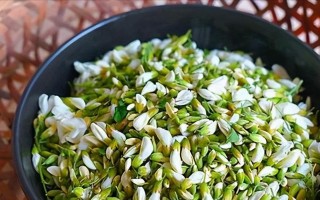 蒸出槐花清香，尝遍春天滋味（用槐花蒸出的美味，让你留恋春光）