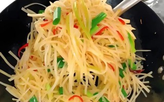 教你做一道地道的家常菜——土豆丝炒酸菜丝（学会这道菜，让你的饭桌多了一份家的味道）