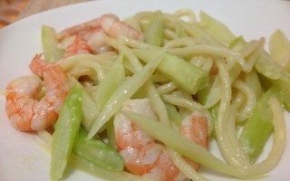 鲜虾芦笋意大利炖饭（一道美味的海鲜菜肴）
