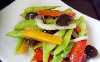 香蒜红椒芦笋的美食之旅（以芦笋为主角，配以红椒和香蒜的制作方法）