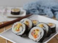 用肉松制作鲜美血糯米寿司（做法详解，让你在家也能吃到道地的日本料理）