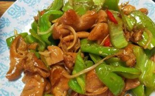 如何用香干溜出美味的肥肠（做法详解，轻松搞定溜香干肥肠，味道鲜美）