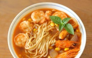 鲜虾虾子面的做法（一口鲜美的海鲜大餐，轻松自制）