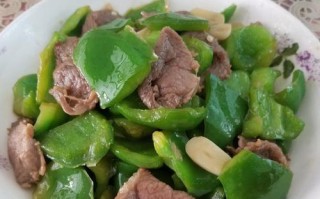 甜椒炒鸡丝，美味轻松搞定！（简单易学的家常美食，让你回味无穷！）