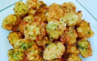 如何制作美味的油炸丸子（掌握油炸技巧，让丸子更加酥脆可口）