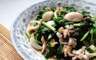 糖醋泡菜墨鱼头的制作方法（如何烹制口感鲜美的糖醋泡菜墨鱼头？——一道简单又美味的家常菜）