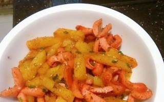 一份美味的香肠土豆餐（尝鲜必备的土豆丁配香肠做法）