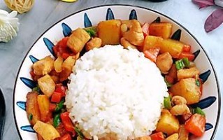 美味肉片土豆盖浇饭的做法（一起来学会用简单的食材制作美味的盖浇饭）