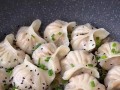 冰花水煎包，轻松做出鲜美口感（从选料到制作，让你轻松做出口感极佳的冰花水煎包）