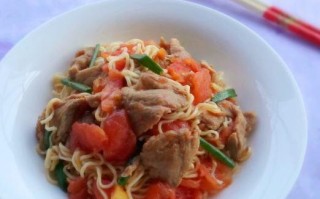 柿子鸡蛋丝瓜捞面，美味又健康（品尝秋季的鲜美滋味）