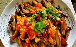 虾肉末九层塔香草茄子做法（清爽可口的中式美食，）