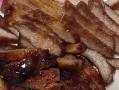 香酥猪颈肉的制作秘诀（用香料和脆皮来提升口感，美味无比）