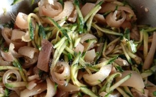 香辣麻辣猪肉皮的制作方法（用秘制辣椒酱给你的饭桶带来无限惊喜）