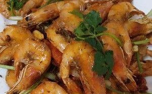 以油煎香酥虾，做出美味鲜香佳肴（传统美食，用心制作，油煎酥脆的虾仁）