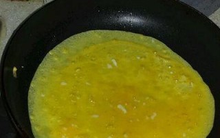 用银鱼蛋卷手工制作美味的小吃（传统小吃重现美味，做法简单易学）