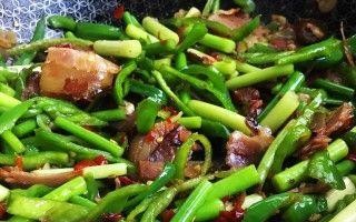 双椒腊肉的美味做法（家庭厨艺大放异彩，尝鲜双椒腊肉随心配）